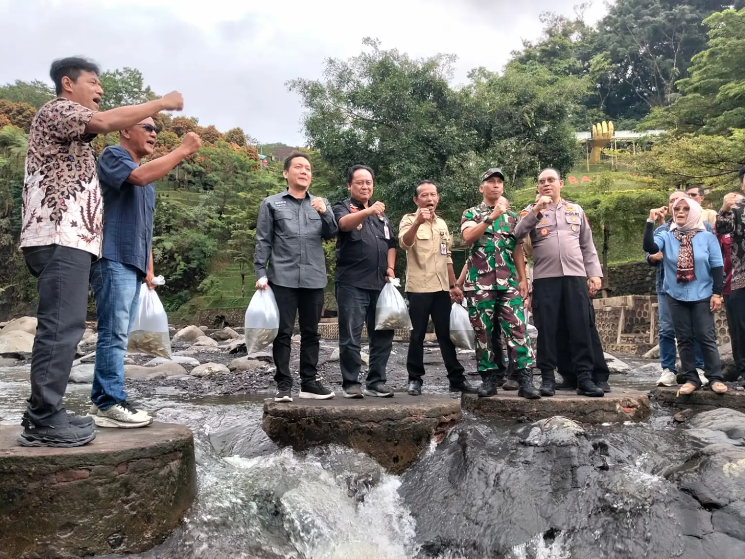 Perwakilan PMPB, pengelola objek wisata, Pemkab, DPRD, dan masyarakat saat melakukan penebaran benih ikan secara simbolis di Sungai Gumawang, Baturraden, Jumat (06/02/2026).