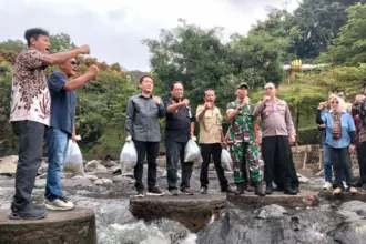 Perwakilan PMPB, pengelola objek wisata, Pemkab, DPRD, dan masyarakat saat melakukan penebaran benih ikan secara simbolis di Sungai Gumawang, Baturraden, Jumat (06/02/2026).