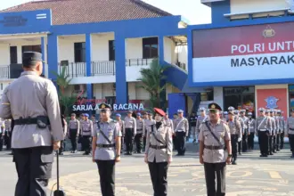 Kapolresta Cilacap Kombes Pol Budi Adhy Buono saat melantik tiga pejabat baru. (Polresta Cilacap).
