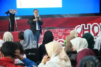 dr Boyke saat memberikan pemaparan edukasi HIV/AIDS di Kilang Cilacap. (Kilang Cilacap).