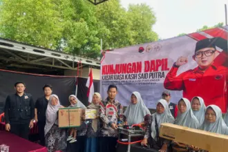 Tim Anggota Komisi XI DPR RI Fraksi PDI Perjuangan, Kaisar Kiasa Kasih Said Putra, serap aspirasi warga Kroya. (Faiz Ardani).