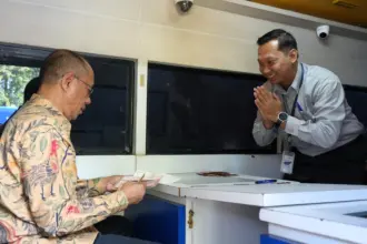 Bupati Banyumas Sadewo Tri Lastiono saat melakukan pembayaran PBB-P2 Tahun 2026, Selasa (10/02/2026).