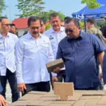 Menteri Imipas Agus Andrianto meninjau kegiatan produksi di Workshop FABA Nusakambangan. (Lapas Karanganyar)