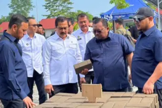 Menteri Imipas Agus Andrianto meninjau kegiatan produksi di Workshop FABA Nusakambangan. (Lapas Karanganyar)