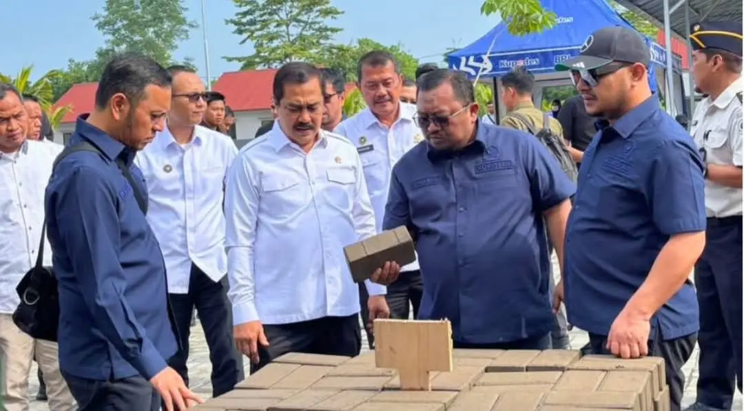 Menteri Imipas Agus Andrianto meninjau kegiatan produksi di Workshop FABA Nusakambangan. (Lapas Karanganyar)
