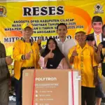 Warga mendapat hadiah mesin cuci saat reses Anggota DPRD Cilacap Mitra Patriasmoro. (Faiz Ardani).