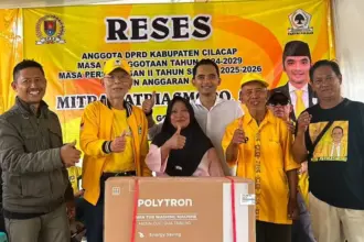 Warga mendapat hadiah mesin cuci saat reses Anggota DPRD Cilacap Mitra Patriasmoro. (Faiz Ardani).