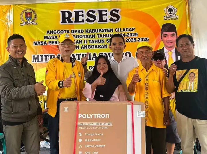 Warga mendapat hadiah mesin cuci saat reses Anggota DPRD Cilacap Mitra Patriasmoro. (Faiz Ardani).