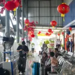 Suasana Stasiun Kroya saat naik turun penumpang pada momen libur Imlek 2026. (Daop 5).