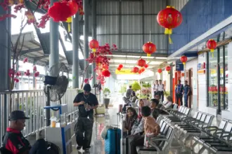 Suasana Stasiun Kroya saat naik turun penumpang pada momen libur Imlek 2026. (Daop 5).
