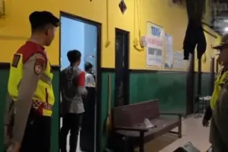 Sejumlah pasangan tidak sak saat terjaring razia petugas gabungan di Cilacap. (Satpol PP Cilacap).