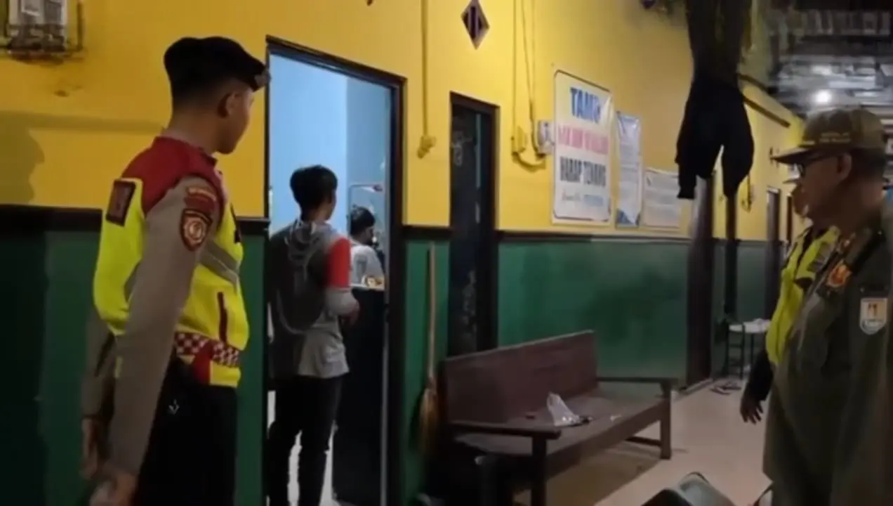 Sejumlah pasangan tidak sak saat terjaring razia petugas gabungan di Cilacap. (Satpol PP Cilacap).