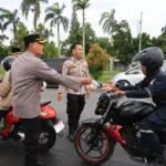 Sejumlah personel Polresta Cilacap membagikan takjil berbuka puasa kepada pengendara yang melintas di depan Mapolresta Cilacap. (Humas Polresta Cilacap).