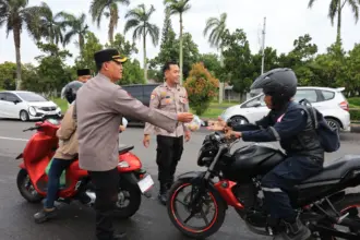 Sejumlah personel Polresta Cilacap membagikan takjil berbuka puasa kepada pengendara yang melintas di depan Mapolresta Cilacap. (Humas Polresta Cilacap).