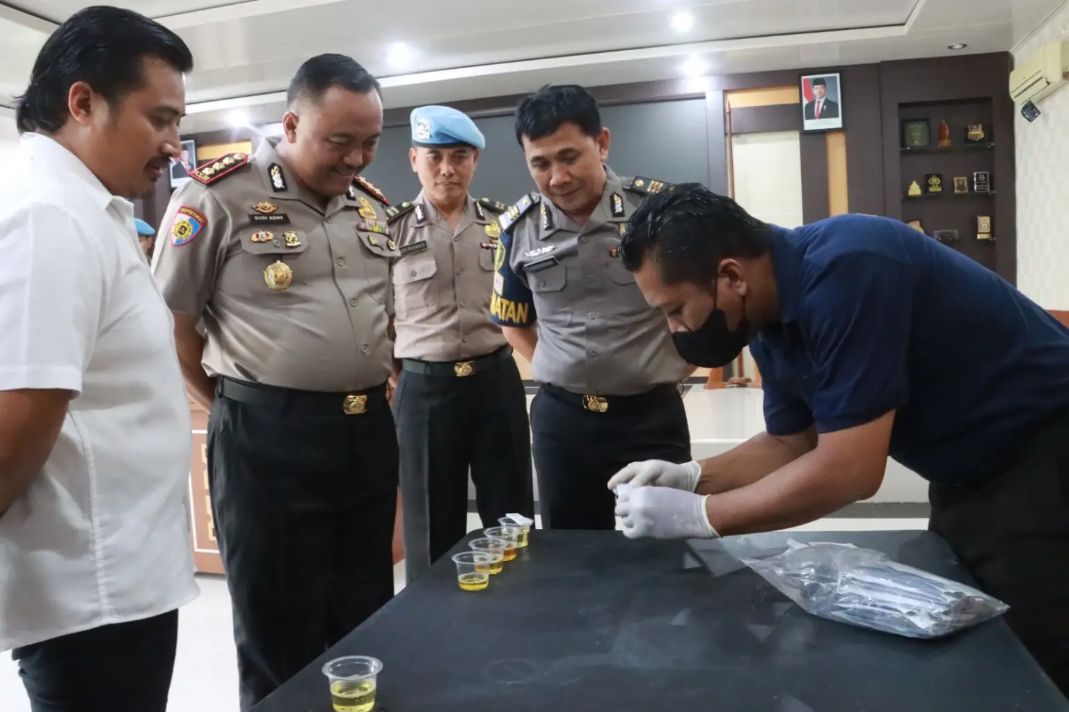 Personel Polresta Cilacap Jalani Tes Urine Dadakan