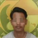 Tersangka pengedar obat terlarang saat diamankan di Mapolresta Cilacap bersama barang bukti obat keras ilegal. (Polresta Cilacap).