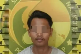 Tersangka pengedar obat terlarang saat diamankan di Mapolresta Cilacap bersama barang bukti obat keras ilegal. (Polresta Cilacap).