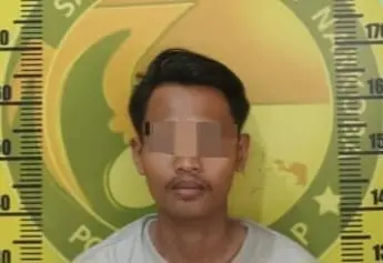 Tersangka pengedar obat terlarang saat diamankan di Mapolresta Cilacap bersama barang bukti obat keras ilegal. (Polresta Cilacap).