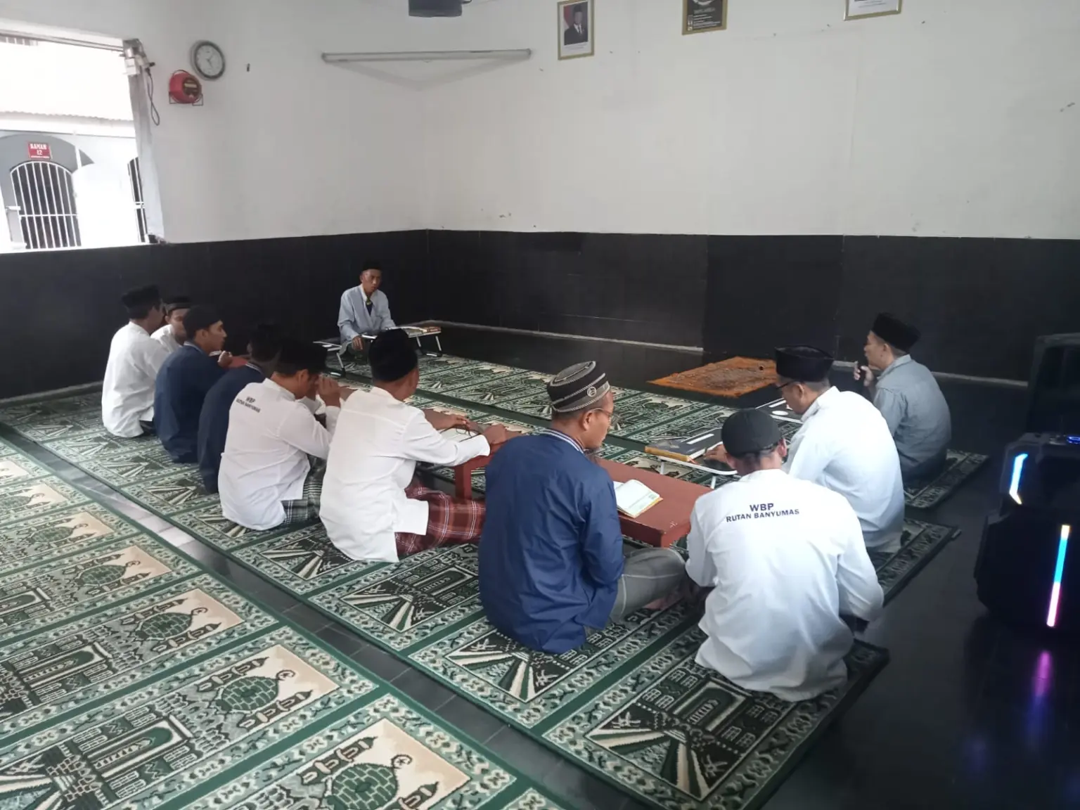 Sejumlah Warga Binaan Pemasyarakatan (WBP) Rumah Tahanan Negara (Rutan) Kelas IIB Banyumas, berkumpul melantunkan ayat-ayat suci Al-quran, selama bulan ramadan.