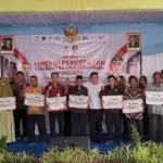 Kepala Badan Percepatan Pengentasan Kemiskinan, Budiman Sudjatmiko, menyerahkan program SiTaskin kepada Bupati Cilacap Syamsul Auliya Rachman. (Faiz Ardani).