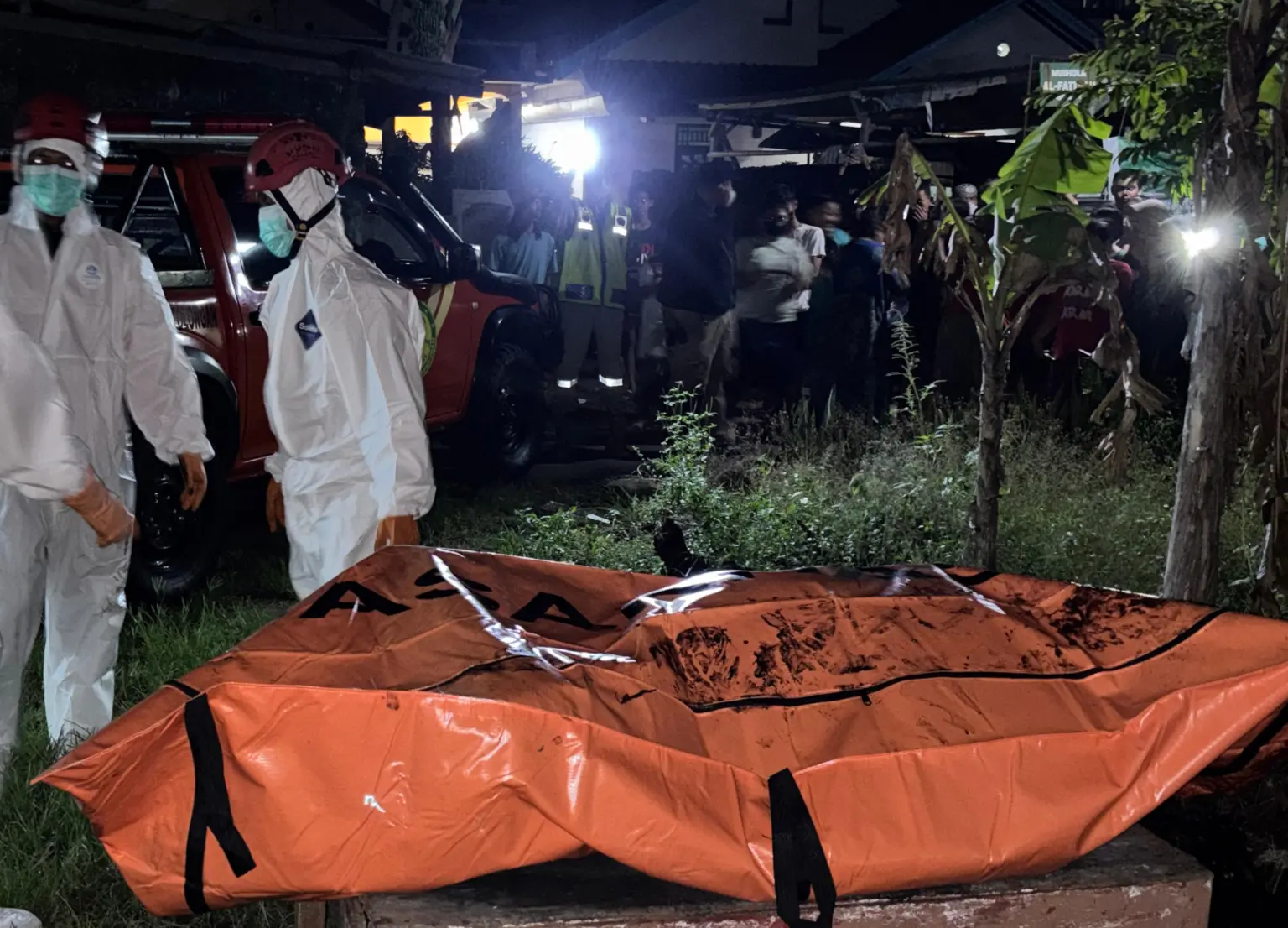 Tim SAR evakuasi lansia 65 tahun meninggal dunia di dalam rumahnya di Gunungsimping Cilacap. (Basarnas Cilacap).