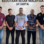 Imigrasi Cilacap Deportasi 2 WNA Kasus Narkoba ke Nigeria dan Malaysia Kantor Imigrasi Cilacap mendeportasi dua warga negara asing (WNA) yang sebelumnya menjalani hukuman penjara dalam kasus narkotika, Kamis (26/2/2026) malam. Keduanya adalah UGC (38), warga negara Nigeria, dan PGA (56), warga negara Malaysia. Langkah deportasi dilakukan setelah kedua WNA tersebut menuntaskan masa pidana di Lapas Permisan, Nusakambangan. Setelah bebas dari hukuman penjara, keduanya langsung diproses sesuai ketentuan keimigrasian untuk dipulangkan ke negara asal masing-masing. Jalani Hukuman Belasan hingga Puluhan Tahun UGC, warga Nigeria, sebelumnya dijatuhi hukuman 15 tahun 6 bulan penjara berdasarkan putusan Pengadilan Negeri Jakarta Pusat Nomor 147/PID.SUS/2016/PN.JKT.PST tertanggal 23 Mei 2016. Sementara itu, PGA, warga Malaysia, divonis 20 tahun 3 bulan penjara oleh Pengadilan Negeri Jakarta Selatan melalui putusan Nomor 38/PID/B/2011/PN.JKT.SEL tertanggal 31 Mei 2011. Keduanya merupakan terpidana kasus narkotika yang dijerat Pasal 114 Undang-Undang Nomor 35 Tahun 2009 tentang Narkotika. Setelah menjalani hukuman pidana hingga tuntas, keduanya kemudian dikenai Tindakan Administratif Keimigrasian (TAK) berupa deportasi dan penangkalan. Langkah tersebut mengacu pada Pasal 75 ayat (1) Undang-Undang Nomor 6 Tahun 2011 tentang Keimigrasian. Diberangkatkan Lewat Soekarno-Hatta Proses pengawasan keberangkatan deportasi dilaksanakan pada 26 Februari 2026 sekitar pukul 20.50 WIB. UGC dipulangkan ke negara asalnya melalui Bandara Soekarno-Hatta menggunakan maskapai Ethiopian Airlines dengan nomor penerbangan ET0629 tujuan Abuja International Airport, Nigeria. Sedangkan PGA dideportasi menggunakan penerbangan Batik Air nomor OD393 dengan tujuan Penang, Malaysia. Kepala Seksi Intelijen dan Penindakan Keimigrasian Kantor Imigrasi Cilacap, Mukhlis Akbar, mengatakan deportasi ini merupakan bentuk penegakan hukum keimigrasian terhadap WNA yang telah menjalani pidana dan tidak lagi memiliki izin tinggal di Indonesia. Ia juga mengimbau masyarakat untuk turut aktif melaporkan apabila menemukan aktivitas warga negara asing yang diduga melanggar ketentuan perundang-undangan. “Kami mengharapkan peran serta masyarakat. Jika mengetahui atau menemukan aktivitas WNA yang diduga bertentangan dengan aturan, segera laporkan ke Kantor Imigrasi Cilacap atau melalui call center Inteldakim +62 882-0086-85172,” ujarnya. Dengan deportasi tersebut, kedua WNA itu resmi dipulangkan ke negara masing-masing dan masuk dalam daftar penangkalan untuk mencegah kembali ke wilayah Indonesia. Keterangan Foto: Petugas Imigrasi Cilacap mengantar 2 WNA yang dideportasi dari Cilacap usai jalani Pidana di Nusakambangan. (Imigrasi Cilacap).