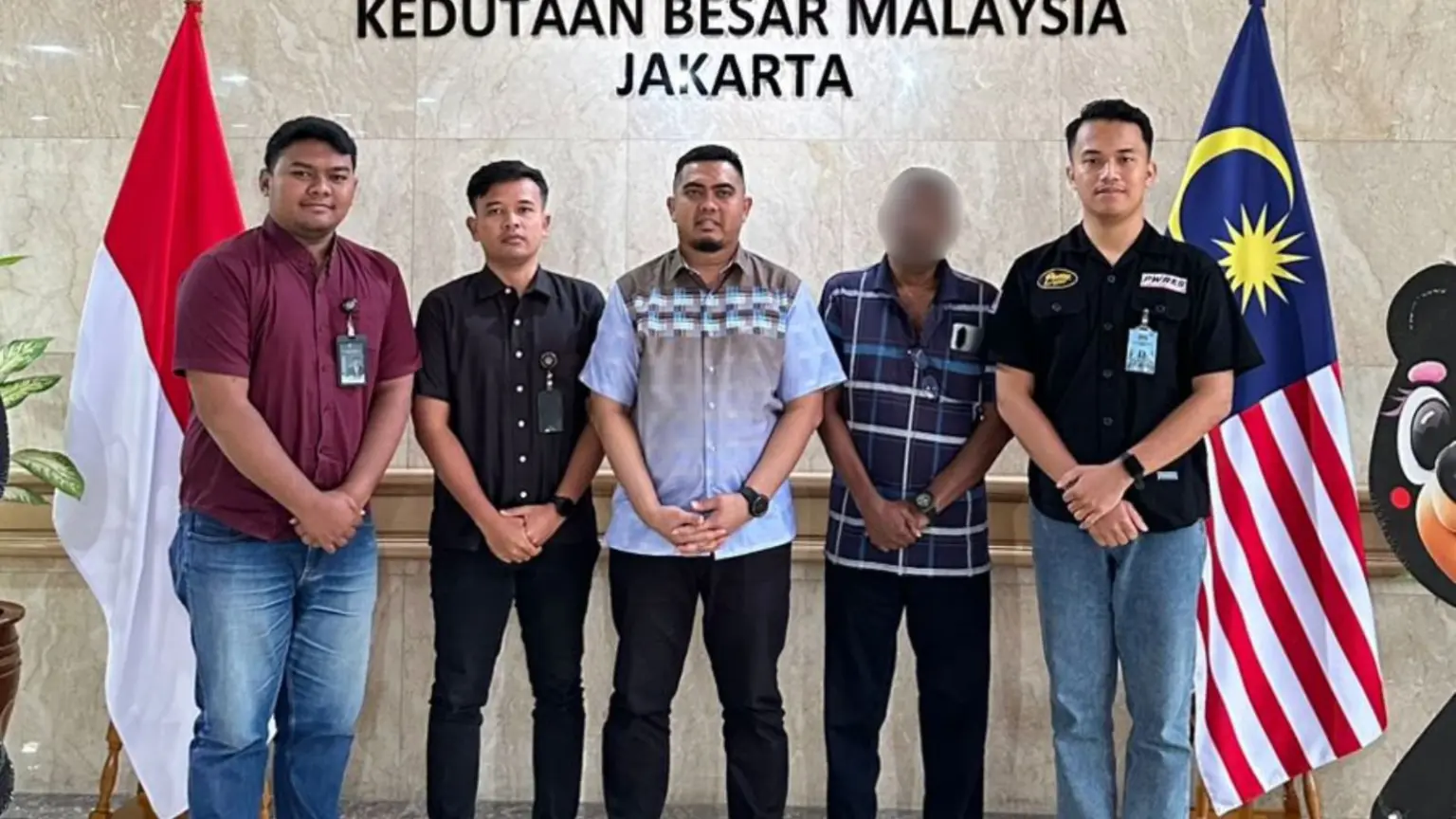 Imigrasi Cilacap Deportasi 2 WNA Kasus Narkoba ke Nigeria dan Malaysia Kantor Imigrasi Cilacap mendeportasi dua warga negara asing (WNA) yang sebelumnya menjalani hukuman penjara dalam kasus narkotika, Kamis (26/2/2026) malam. Keduanya adalah UGC (38), warga negara Nigeria, dan PGA (56), warga negara Malaysia. Langkah deportasi dilakukan setelah kedua WNA tersebut menuntaskan masa pidana di Lapas Permisan, Nusakambangan. Setelah bebas dari hukuman penjara, keduanya langsung diproses sesuai ketentuan keimigrasian untuk dipulangkan ke negara asal masing-masing. Jalani Hukuman Belasan hingga Puluhan Tahun UGC, warga Nigeria, sebelumnya dijatuhi hukuman 15 tahun 6 bulan penjara berdasarkan putusan Pengadilan Negeri Jakarta Pusat Nomor 147/PID.SUS/2016/PN.JKT.PST tertanggal 23 Mei 2016. Sementara itu, PGA, warga Malaysia, divonis 20 tahun 3 bulan penjara oleh Pengadilan Negeri Jakarta Selatan melalui putusan Nomor 38/PID/B/2011/PN.JKT.SEL tertanggal 31 Mei 2011. Keduanya merupakan terpidana kasus narkotika yang dijerat Pasal 114 Undang-Undang Nomor 35 Tahun 2009 tentang Narkotika. Setelah menjalani hukuman pidana hingga tuntas, keduanya kemudian dikenai Tindakan Administratif Keimigrasian (TAK) berupa deportasi dan penangkalan. Langkah tersebut mengacu pada Pasal 75 ayat (1) Undang-Undang Nomor 6 Tahun 2011 tentang Keimigrasian. Diberangkatkan Lewat Soekarno-Hatta Proses pengawasan keberangkatan deportasi dilaksanakan pada 26 Februari 2026 sekitar pukul 20.50 WIB. UGC dipulangkan ke negara asalnya melalui Bandara Soekarno-Hatta menggunakan maskapai Ethiopian Airlines dengan nomor penerbangan ET0629 tujuan Abuja International Airport, Nigeria. Sedangkan PGA dideportasi menggunakan penerbangan Batik Air nomor OD393 dengan tujuan Penang, Malaysia. Kepala Seksi Intelijen dan Penindakan Keimigrasian Kantor Imigrasi Cilacap, Mukhlis Akbar, mengatakan deportasi ini merupakan bentuk penegakan hukum keimigrasian terhadap WNA yang telah menjalani pidana dan tidak lagi memiliki izin tinggal di Indonesia. Ia juga mengimbau masyarakat untuk turut aktif melaporkan apabila menemukan aktivitas warga negara asing yang diduga melanggar ketentuan perundang-undangan. “Kami mengharapkan peran serta masyarakat. Jika mengetahui atau menemukan aktivitas WNA yang diduga bertentangan dengan aturan, segera laporkan ke Kantor Imigrasi Cilacap atau melalui call center Inteldakim +62 882-0086-85172,” ujarnya. Dengan deportasi tersebut, kedua WNA itu resmi dipulangkan ke negara masing-masing dan masuk dalam daftar penangkalan untuk mencegah kembali ke wilayah Indonesia. Keterangan Foto: Petugas Imigrasi Cilacap mengantar 2 WNA yang dideportasi dari Cilacap usai jalani Pidana di Nusakambangan. (Imigrasi Cilacap).