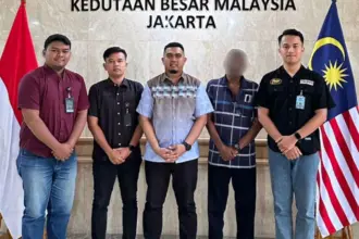 Imigrasi Cilacap Deportasi 2 WNA Kasus Narkoba ke Nigeria dan Malaysia Kantor Imigrasi Cilacap mendeportasi dua warga negara asing (WNA) yang sebelumnya menjalani hukuman penjara dalam kasus narkotika, Kamis (26/2/2026) malam. Keduanya adalah UGC (38), warga negara Nigeria, dan PGA (56), warga negara Malaysia. Langkah deportasi dilakukan setelah kedua WNA tersebut menuntaskan masa pidana di Lapas Permisan, Nusakambangan. Setelah bebas dari hukuman penjara, keduanya langsung diproses sesuai ketentuan keimigrasian untuk dipulangkan ke negara asal masing-masing. Jalani Hukuman Belasan hingga Puluhan Tahun UGC, warga Nigeria, sebelumnya dijatuhi hukuman 15 tahun 6 bulan penjara berdasarkan putusan Pengadilan Negeri Jakarta Pusat Nomor 147/PID.SUS/2016/PN.JKT.PST tertanggal 23 Mei 2016. Sementara itu, PGA, warga Malaysia, divonis 20 tahun 3 bulan penjara oleh Pengadilan Negeri Jakarta Selatan melalui putusan Nomor 38/PID/B/2011/PN.JKT.SEL tertanggal 31 Mei 2011. Keduanya merupakan terpidana kasus narkotika yang dijerat Pasal 114 Undang-Undang Nomor 35 Tahun 2009 tentang Narkotika. Setelah menjalani hukuman pidana hingga tuntas, keduanya kemudian dikenai Tindakan Administratif Keimigrasian (TAK) berupa deportasi dan penangkalan. Langkah tersebut mengacu pada Pasal 75 ayat (1) Undang-Undang Nomor 6 Tahun 2011 tentang Keimigrasian. Diberangkatkan Lewat Soekarno-Hatta Proses pengawasan keberangkatan deportasi dilaksanakan pada 26 Februari 2026 sekitar pukul 20.50 WIB. UGC dipulangkan ke negara asalnya melalui Bandara Soekarno-Hatta menggunakan maskapai Ethiopian Airlines dengan nomor penerbangan ET0629 tujuan Abuja International Airport, Nigeria. Sedangkan PGA dideportasi menggunakan penerbangan Batik Air nomor OD393 dengan tujuan Penang, Malaysia. Kepala Seksi Intelijen dan Penindakan Keimigrasian Kantor Imigrasi Cilacap, Mukhlis Akbar, mengatakan deportasi ini merupakan bentuk penegakan hukum keimigrasian terhadap WNA yang telah menjalani pidana dan tidak lagi memiliki izin tinggal di Indonesia. Ia juga mengimbau masyarakat untuk turut aktif melaporkan apabila menemukan aktivitas warga negara asing yang diduga melanggar ketentuan perundang-undangan. “Kami mengharapkan peran serta masyarakat. Jika mengetahui atau menemukan aktivitas WNA yang diduga bertentangan dengan aturan, segera laporkan ke Kantor Imigrasi Cilacap atau melalui call center Inteldakim +62 882-0086-85172,” ujarnya. Dengan deportasi tersebut, kedua WNA itu resmi dipulangkan ke negara masing-masing dan masuk dalam daftar penangkalan untuk mencegah kembali ke wilayah Indonesia. Keterangan Foto: Petugas Imigrasi Cilacap mengantar 2 WNA yang dideportasi dari Cilacap usai jalani Pidana di Nusakambangan. (Imigrasi Cilacap).