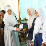 PKK Kabupaten Cilacap juga menyalurkan berbagai bantuan sosial secara simbolis kepada masyarakat. (Pemkab Cilacap).