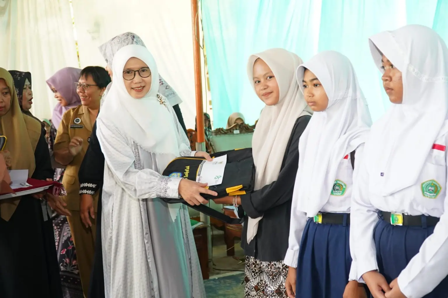 PKK Kabupaten Cilacap juga menyalurkan berbagai bantuan sosial secara simbolis kepada masyarakat. (Pemkab Cilacap).