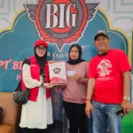 Noviyanti (tengah) pemenang hadiah umroh, undian di acara jalan sehat HUT RI ke-80, yang diselenggarakan Pemkab Banyumas, pada Agustus lalu.