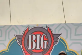 Noviyanti (tengah) pemenang hadiah umroh, undian di acara jalan sehat HUT RI ke-80, yang diselenggarakan Pemkab Banyumas, pada Agustus lalu.