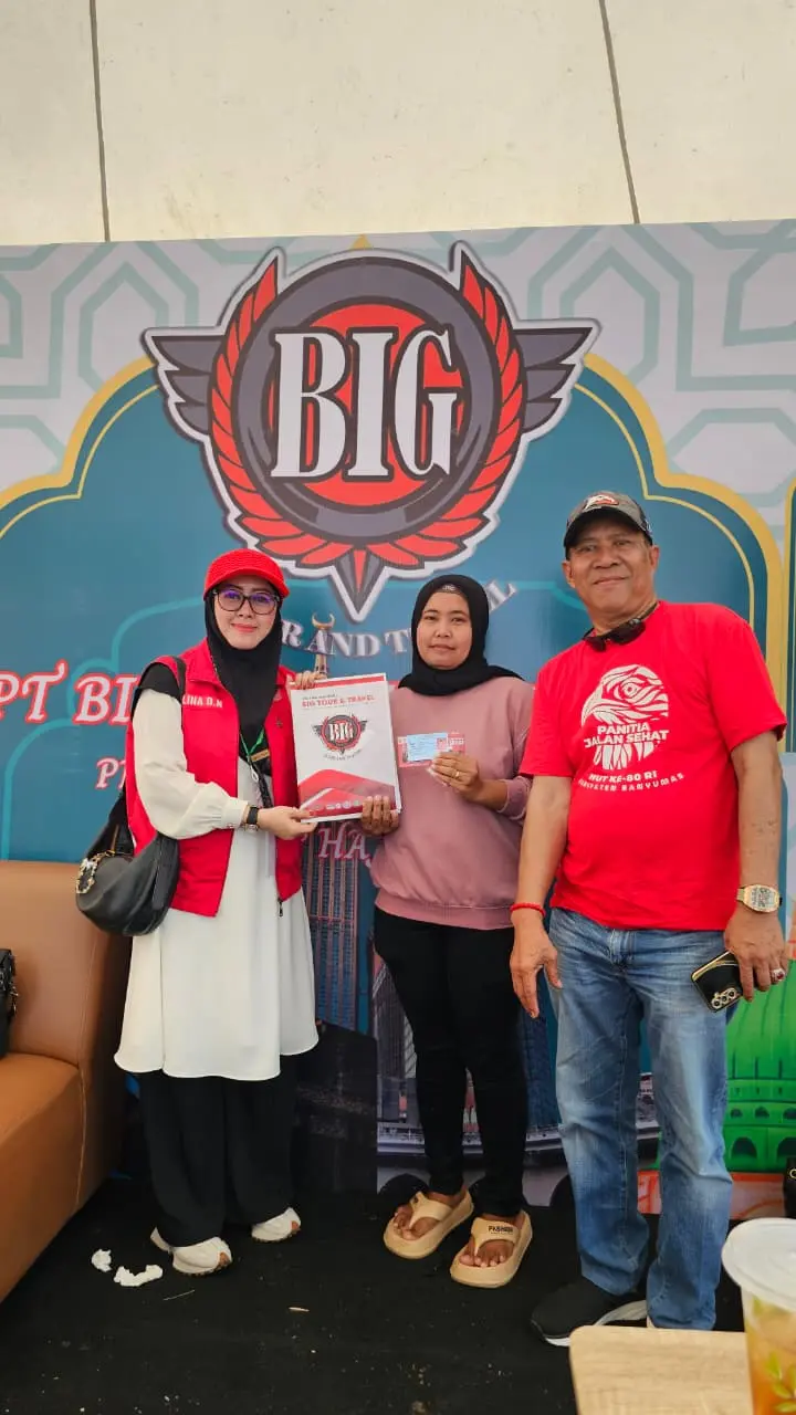 Noviyanti (tengah) pemenang hadiah umroh, undian di acara jalan sehat HUT RI ke-80, yang diselenggarakan Pemkab Banyumas, pada Agustus lalu.