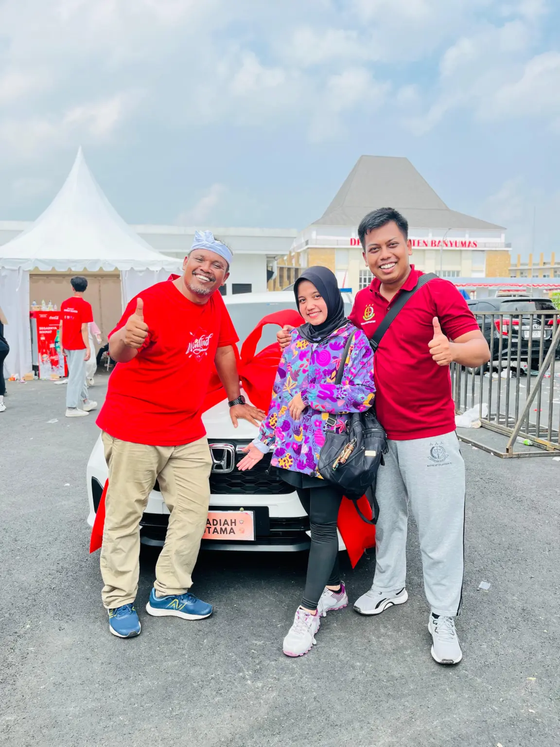 Yulia Nurul dan Fuad, beserta Tarmin foto bersama di depan Honda Brio, yang menjadi Hadiah Utama Jalan Sehat Semangat Merah Putih dalam rangka HUT ke-80 RI yang dihelat di Menara Teratai, Purwokerto, pada 24 Agustus 2025 lalu.