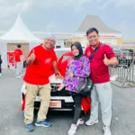 Yulia Nurul dan Fuad, beserta Tarmin foto bersama di depan Honda Brio, yang menjadi Hadiah Utama Jalan Sehat Semangat Merah Putih dalam rangka HUT ke-80 RI yang dihelat di Menara Teratai, Purwokerto, pada 24 Agustus 2025 lalu.