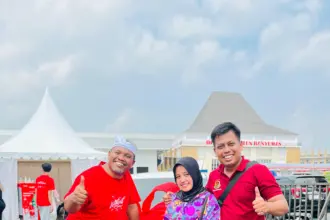 Yulia Nurul dan Fuad, beserta Tarmin foto bersama di depan Honda Brio, yang menjadi Hadiah Utama Jalan Sehat Semangat Merah Putih dalam rangka HUT ke-80 RI yang dihelat di Menara Teratai, Purwokerto, pada 24 Agustus 2025 lalu.