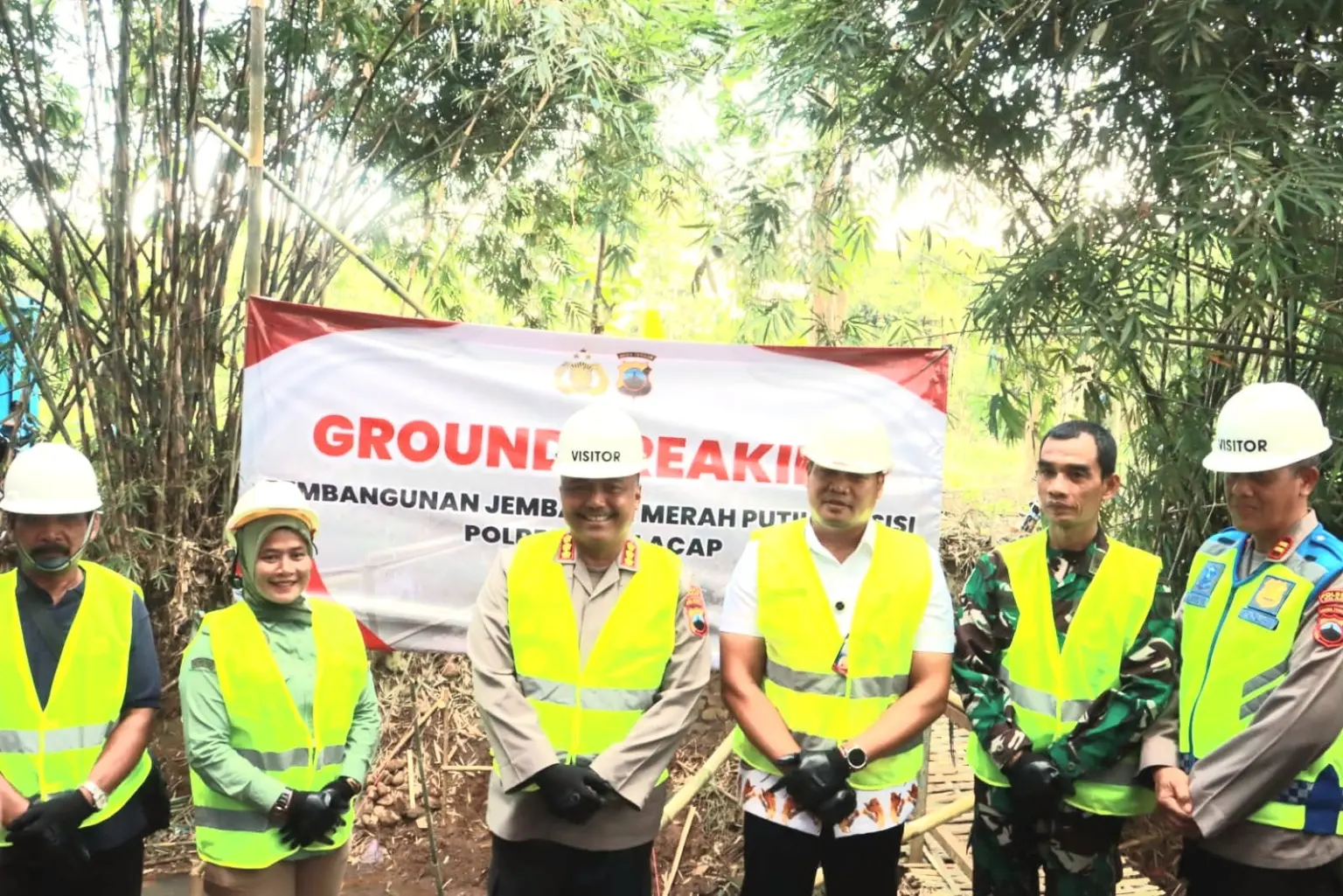 Peletakan batu pertama pembangunan jembatan merah putih presisi di Gandrungmangu Cilacap. (Humas Polresta Cilacap).