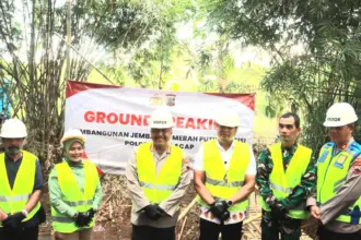 Peletakan batu pertama pembangunan jembatan merah putih presisi di Gandrungmangu Cilacap. (Humas Polresta Cilacap).