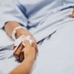 Ilustrasi jenguk orang sakit. (Foto: Freepik)