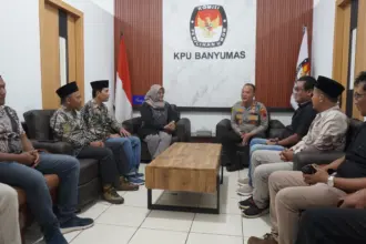 Kapolresta Banyumas, Kombes Pol. Petrus Parningotan Silalahi, saat ramah tamah bersama Ketua KPU Banyumas, Rofingatun Khasanah, beserta jajaran komisioner dan sekretariat, Kamis (26/02/2026)