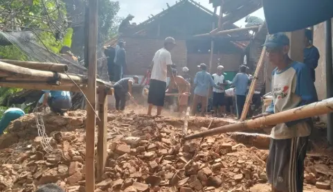 hujan deras dan angin