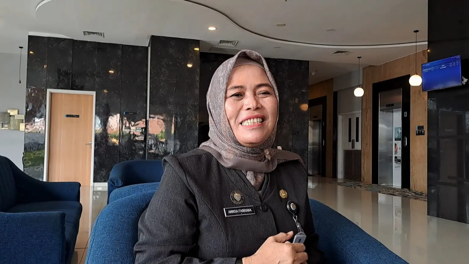 Kepala Disdukcapil Kabupaten Cilacap, Annisa Fabriana, saat memberikan keterangan terkait ketersediaan blanko KTP el. (Faiz Ardani).