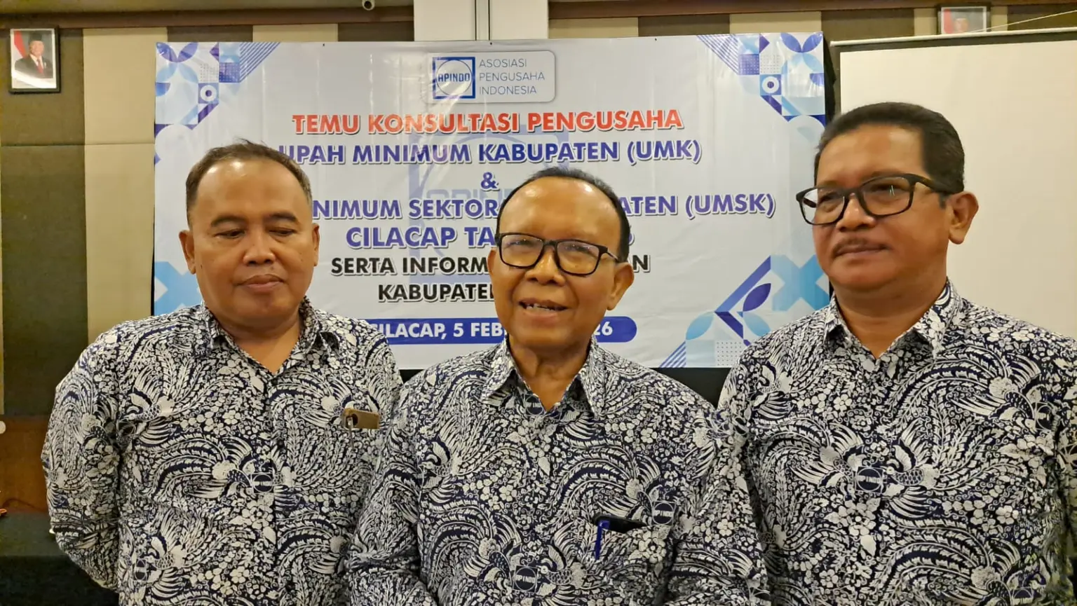 Ketua APINDO Cilacap Bambang Sri Wahono saat memberikan keterangan terkait UMK dan UMSK di Cilacap. (Faiz Ardani).