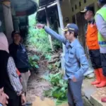 Ketua Komisi C DPRD Cilacap, Mitra Patriasmoro saat meninjau longsor di Karangpucung Cilacap. (Dok Moro).