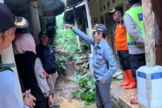 Ketua Komisi C DPRD Cilacap, Mitra Patriasmoro saat meninjau longsor di Karangpucung Cilacap. (Dok Moro).