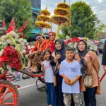 Bupati Banyumas Sadewo Tri Lastiono beserta Istri, saat mengikuti prosesi kirab pusaka, Hari Jadi ke-455 Kabupaten Banyumas, pada Minggu (15/2/2026).