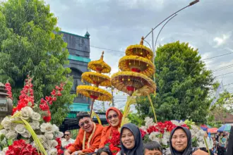 Bupati Banyumas Sadewo Tri Lastiono beserta Istri, saat mengikuti prosesi kirab pusaka, Hari Jadi ke-455 Kabupaten Banyumas, pada Minggu (15/2/2026).