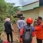 BPBD bersama Anggota DPRD Cilacap meninjau lokasi longsor di Karangpucung Cilacap. (BPBD Cilacap).