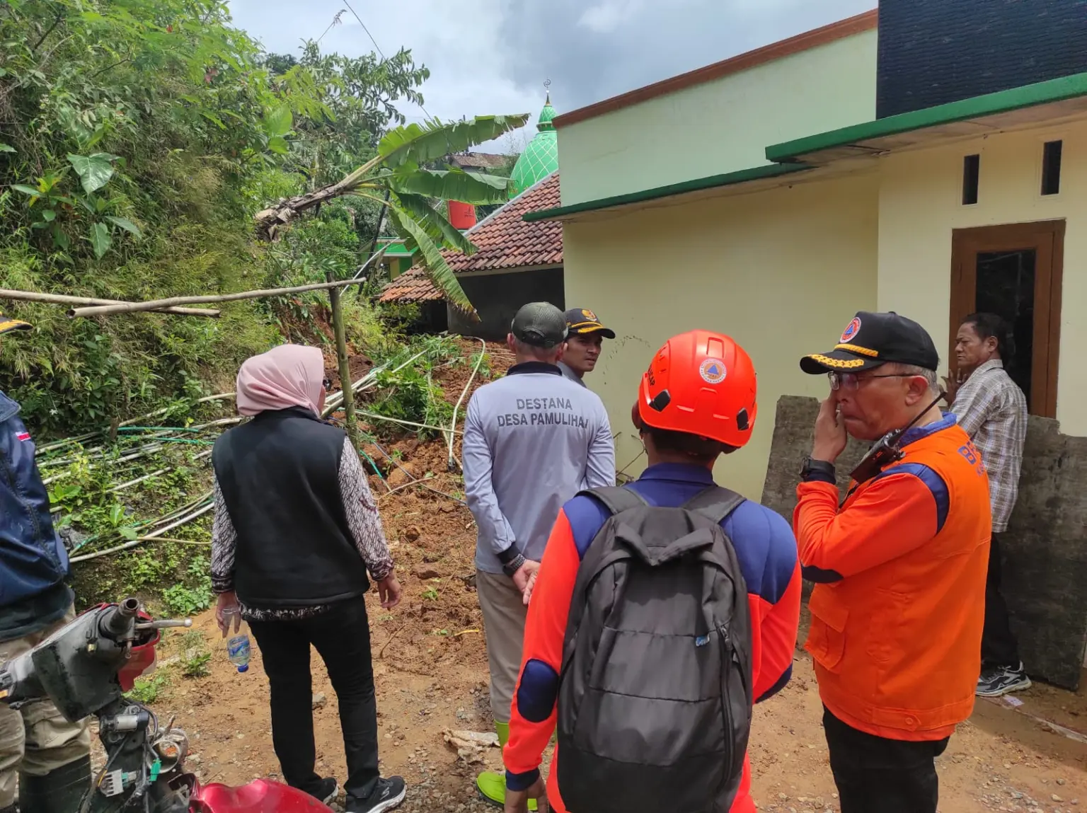 BPBD bersama Anggota DPRD Cilacap meninjau lokasi longsor di Karangpucung Cilacap. (BPBD Cilacap).