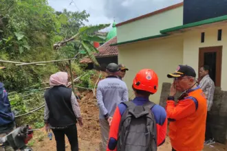 BPBD bersama Anggota DPRD Cilacap meninjau lokasi longsor di Karangpucung Cilacap. (BPBD Cilacap).